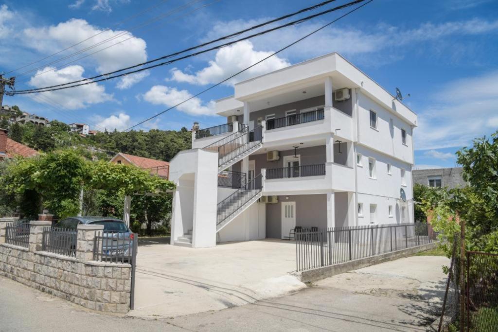 Apartments Tila เทรบินเย ภายนอก รูปภาพ