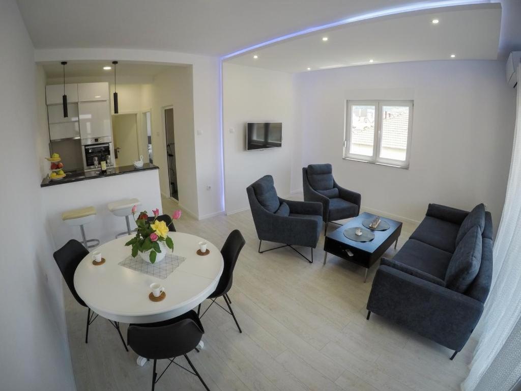Apartments Tila เทรบินเย ภายนอก รูปภาพ